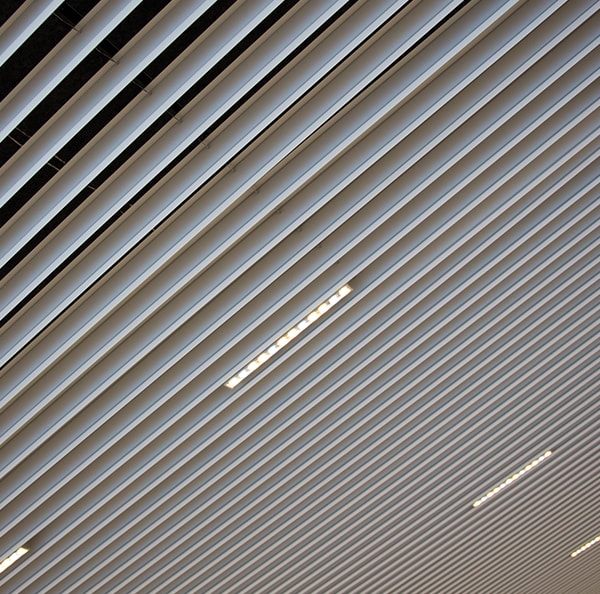Plafonds linéaires ouverts extérieurs