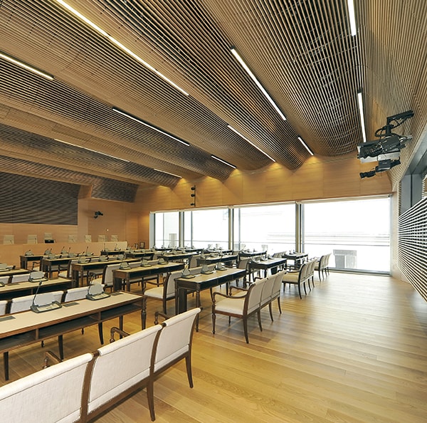 Lineair houten plafond